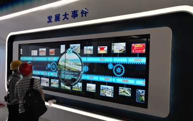 深圳中鐵某局55寸1×6豎企業(yè)榮譽(yù)20點(diǎn)觸摸墻